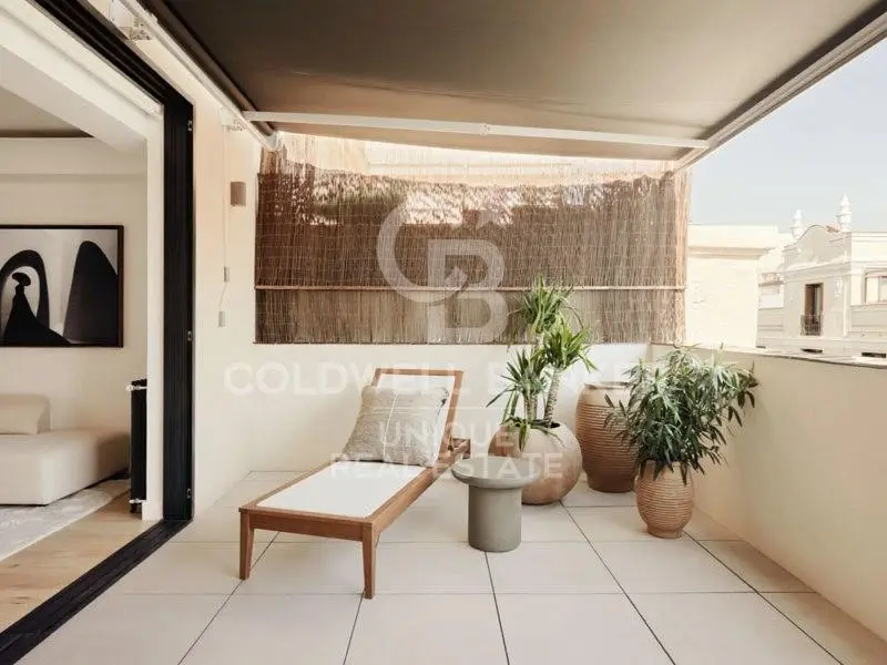 Keuken; keukenapparatuur, houten vloer, natuurlijk licht, moderne stijl, gerenoveerd