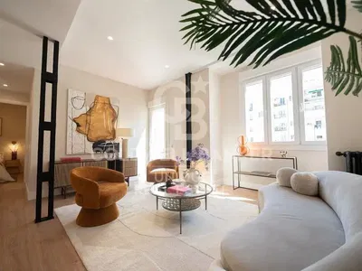 Keuken; keukenapparatuur, houten vloer, natuurlijk licht, moderne stijl, gerenoveerd