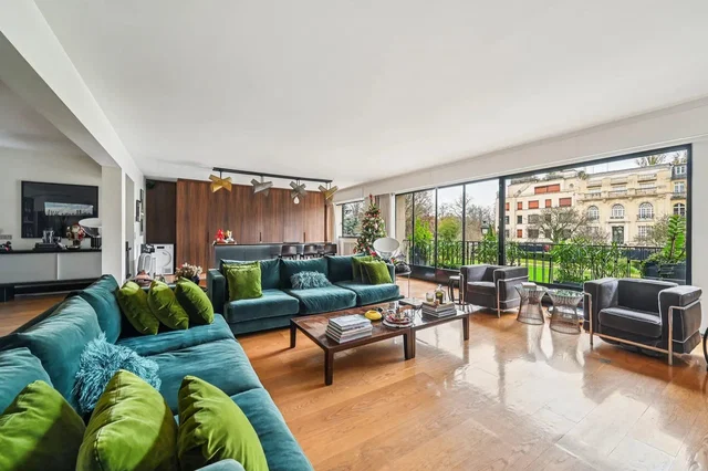 Soggiorno; pavimento in legno, luce naturale, stile moderno, soffitti alti