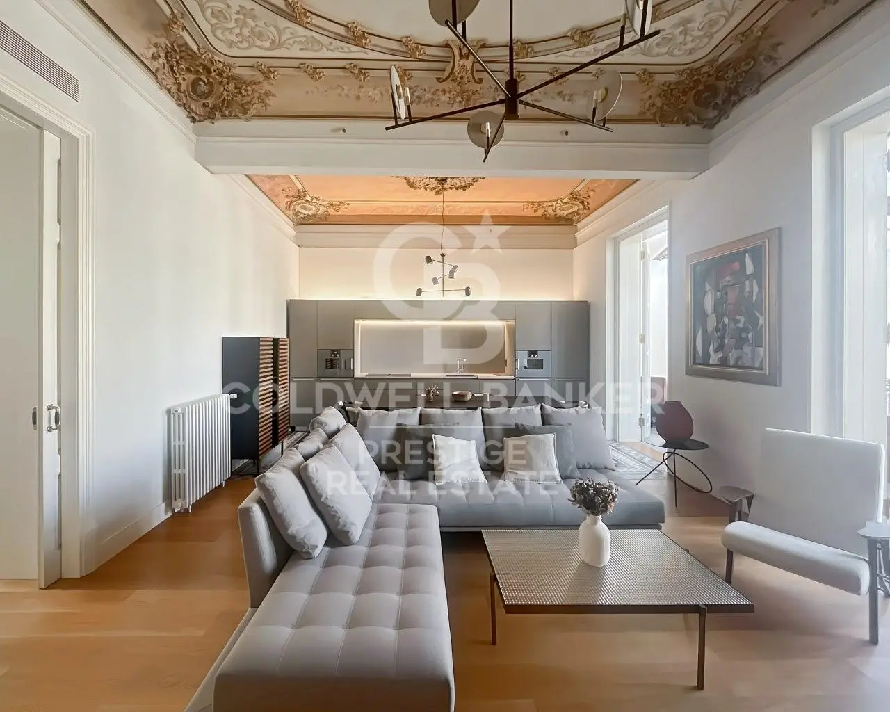 Sala de estar; chão de madeira, luz natural, estilo moderno, teto alto