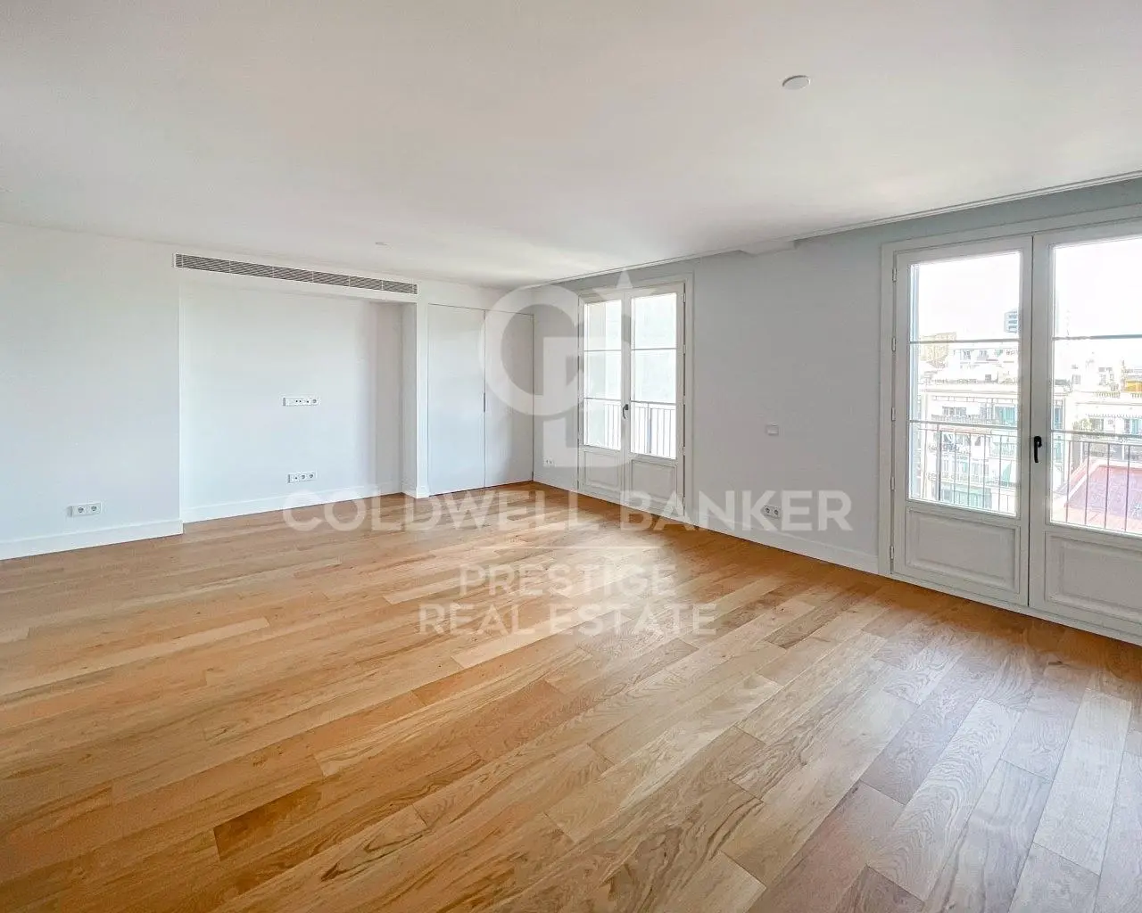 Keuken; keukenapparatuur, houten vloer, natuurlijk licht, moderne stijl, gerenoveerd