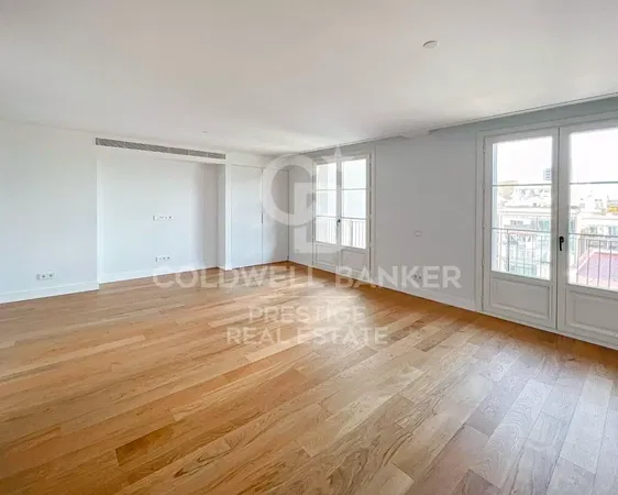 Keuken; keukenapparatuur, houten vloer, natuurlijk licht, moderne stijl, gerenoveerd