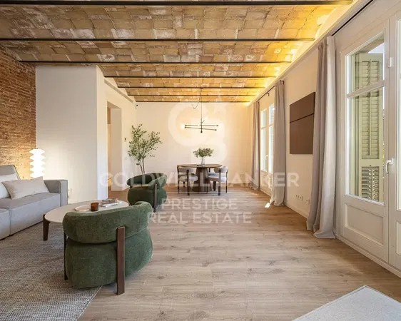 Woonkamer; houten vloer, natuurlijk licht, moderne stijl, hoge plafonds