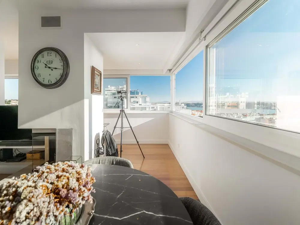 Κουζίνα; συσκευές κουζίνας, ξύλινο πάτωμα, φυσικό φως, μοντέρνο στυλ, ανακαινισμένο