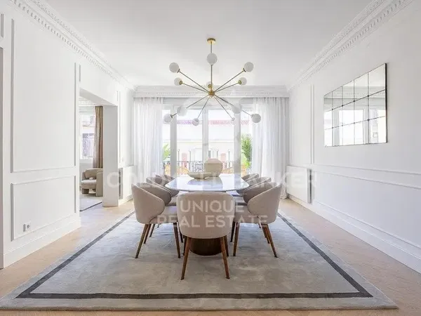 Woonkamer; houten vloer, natuurlijk licht, moderne stijl, hoge plafonds