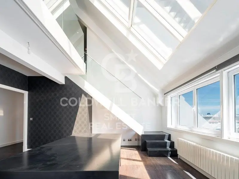 Obývací pokoj; dřevěná podlaha, přirozené světlo, moderní styl, vysoké stropy