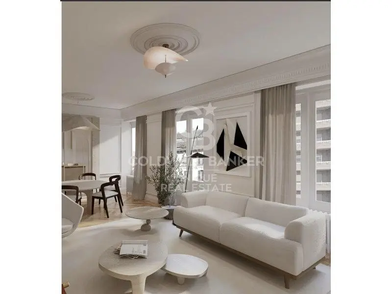 Obývací pokoj; dřevěná podlaha, přirozené světlo, moderní styl, vysoké stropy