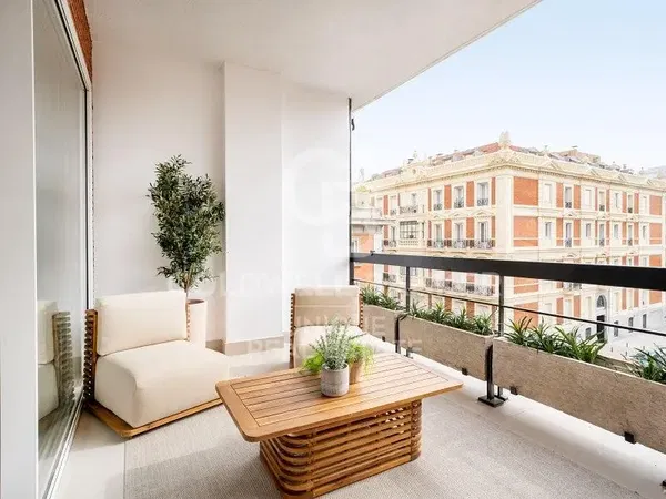 Woonkamer; houten vloer, natuurlijk licht, moderne stijl, hoge plafonds