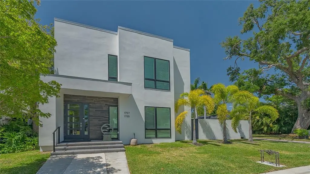 Woonkamer; houten vloer, natuurlijk licht, moderne stijl, hoge plafonds