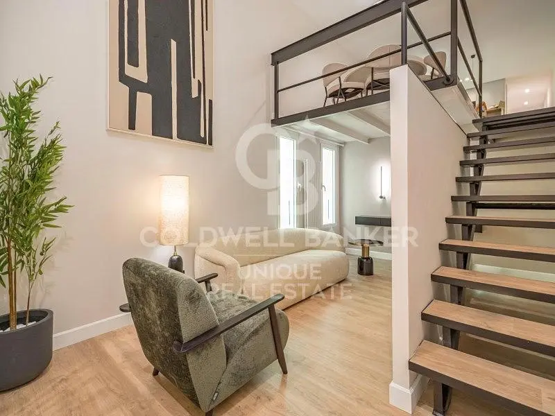 Keuken; keukenapparatuur, houten vloer, natuurlijk licht, moderne stijl, gerenoveerd