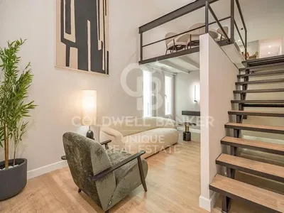 Keuken; keukenapparatuur, houten vloer, natuurlijk licht, moderne stijl, gerenoveerd