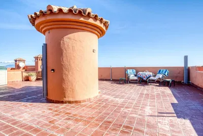 Σαλόνι; ξύλινο πάτωμα, φυσικό φως, μοντέρνο στυλ, ψηλά ταβάνια