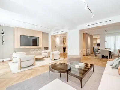 Woonkamer; houten vloer, natuurlijk licht, moderne stijl, hoge plafonds