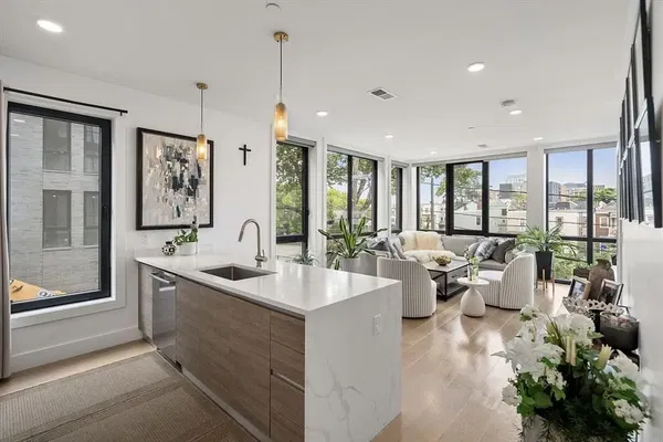 Σαλόνι; ξύλινο πάτωμα, φυσικό φως, μοντέρνο στυλ, ψηλά ταβάνια