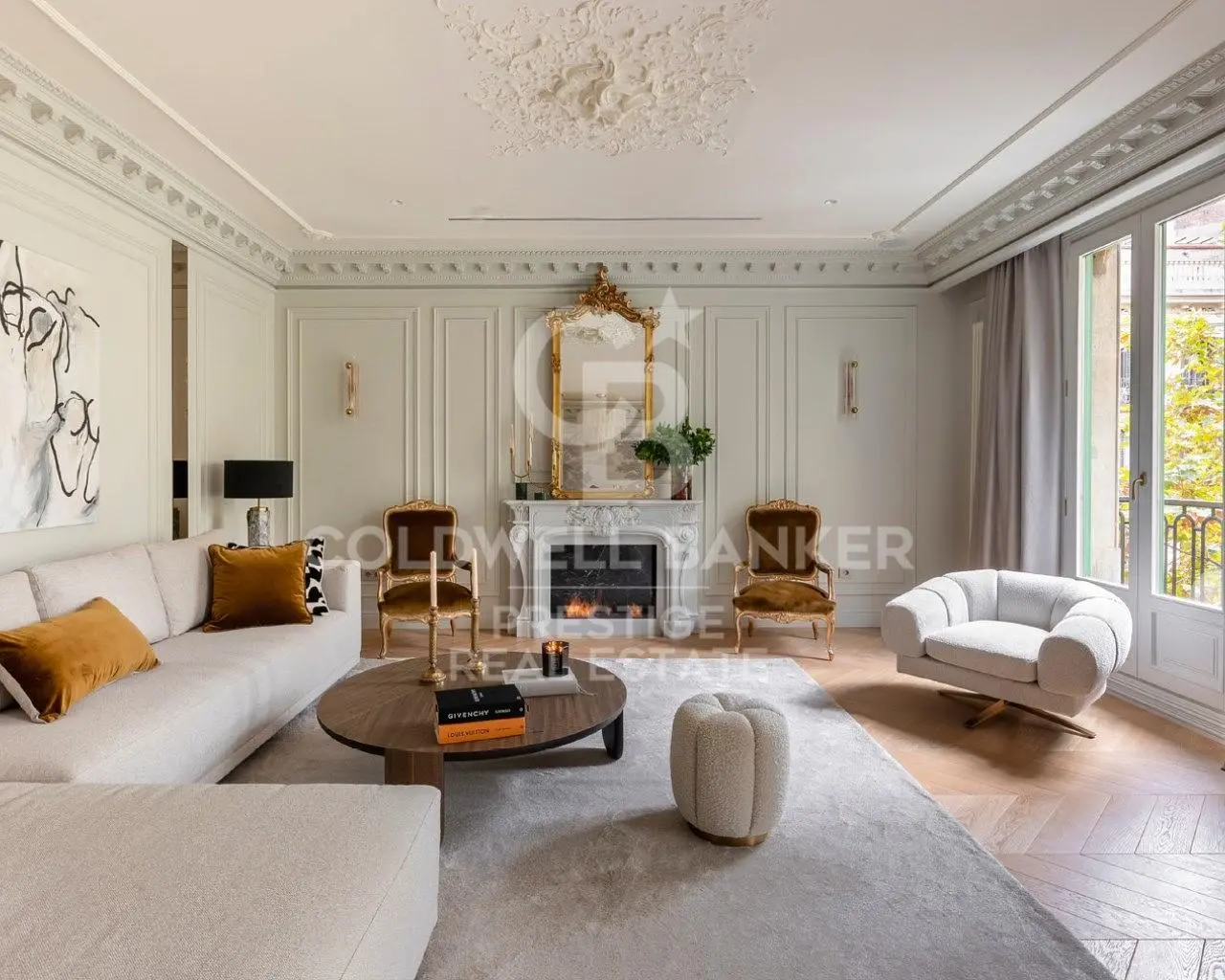 Woonkamer; houten vloer, natuurlijk licht, moderne stijl, hoge plafonds