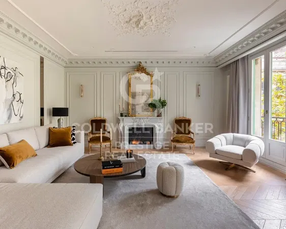 Woonkamer; houten vloer, natuurlijk licht, moderne stijl, hoge plafonds