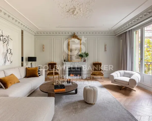 Salón; suelo de madera, luz natural, estilo moderno, techos altos