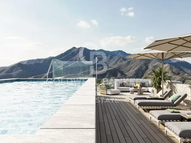 Wohnzimmer; holzboden, tageslicht, moderner stil, hohe decken