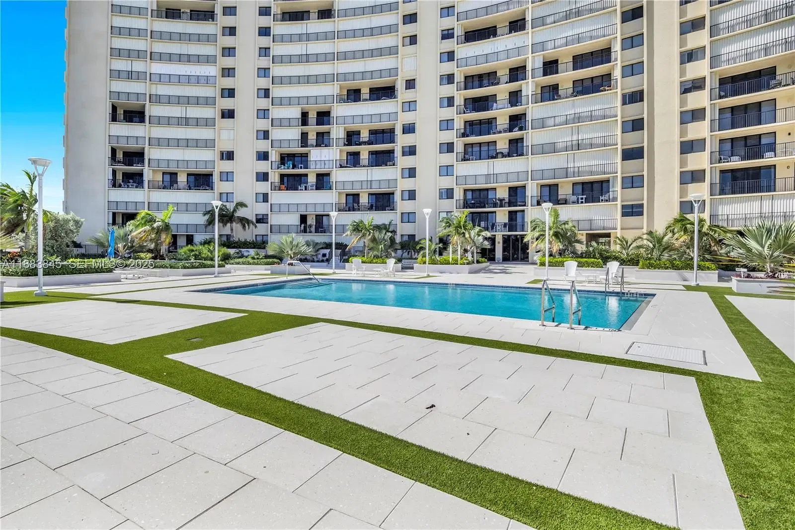 Dnevna soba; drveni pod, prirodno svjetlo, moderni stil, visoki plafoni