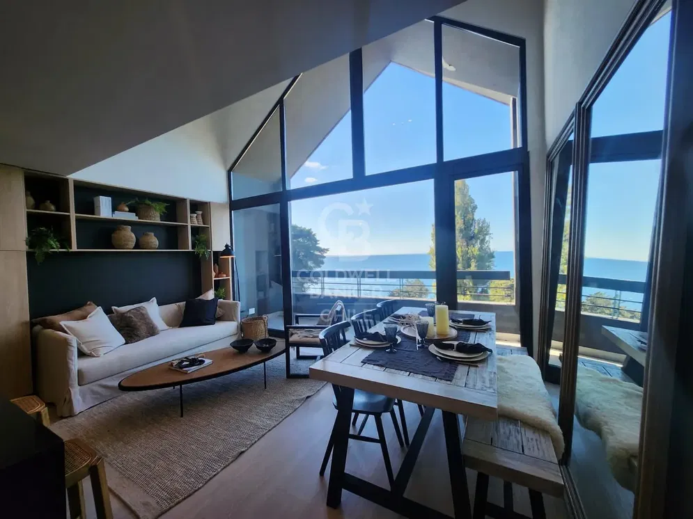 Obývací pokoj; dřevěná podlaha, přirozené světlo, moderní styl, vysoké stropy