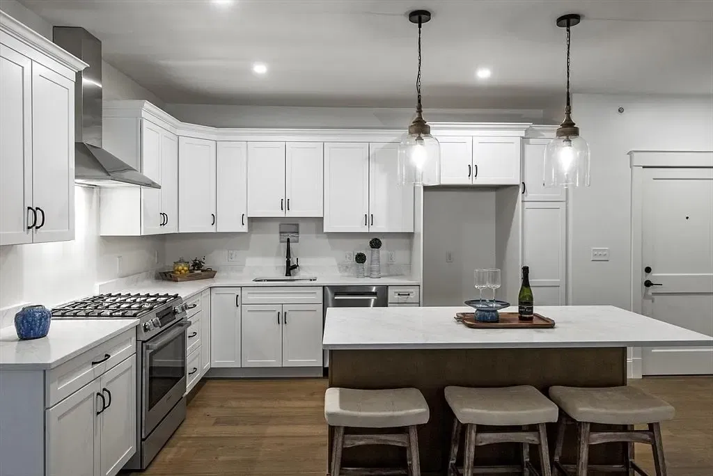 Κουζίνα; συσκευές κουζίνας, ξύλινο πάτωμα, φυσικό φως, μοντέρνο στυλ