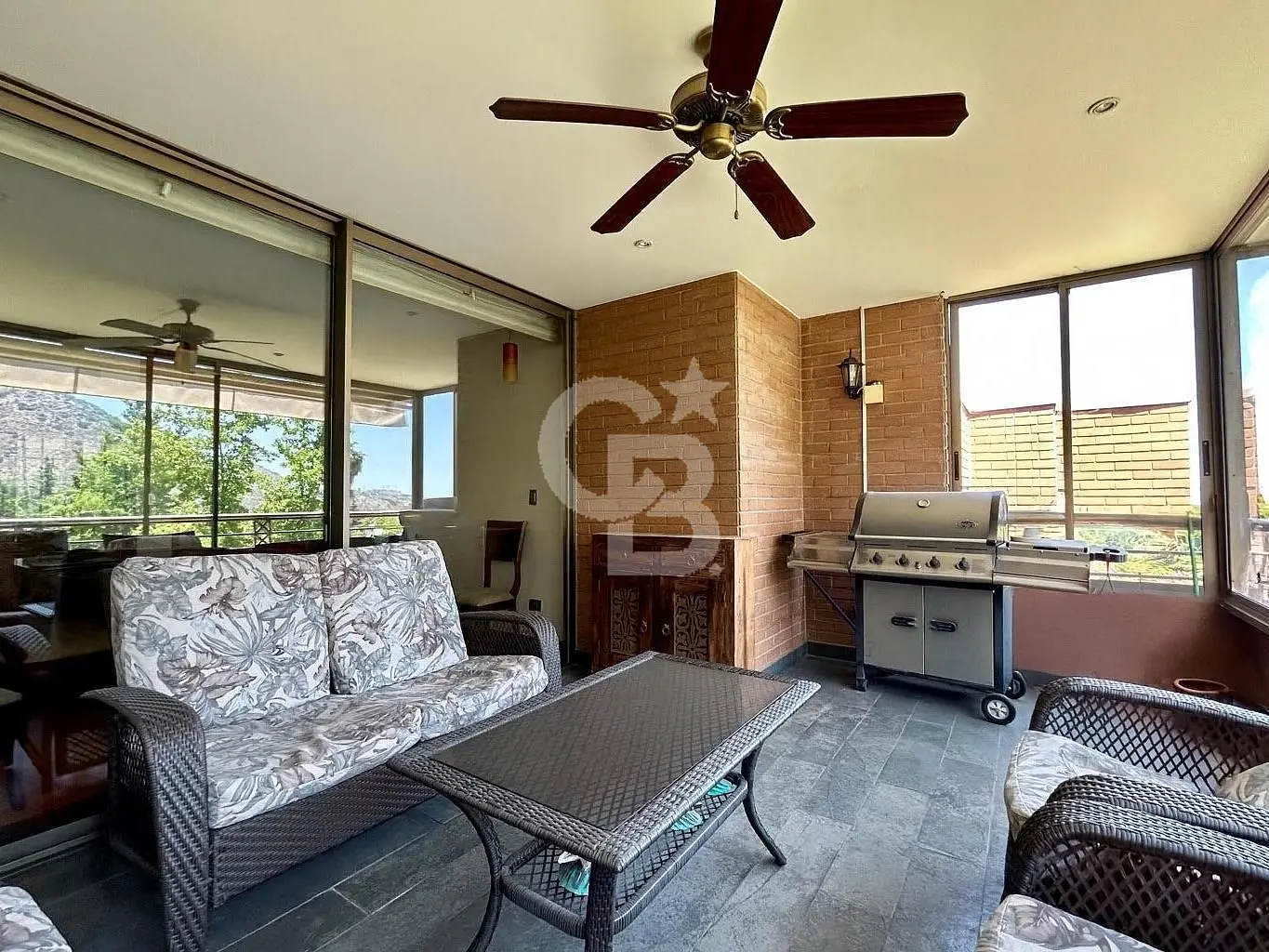 Salón; suelo de madera, luz natural, estilo moderno, techos altos