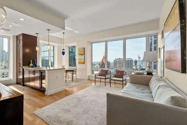 Dnevna soba; drveni pod, prirodno svjetlo, moderni stil, visoki plafoni