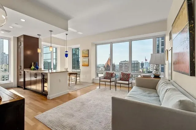 Wohnzimmer; holzboden, tageslicht, moderner stil, hohe decken