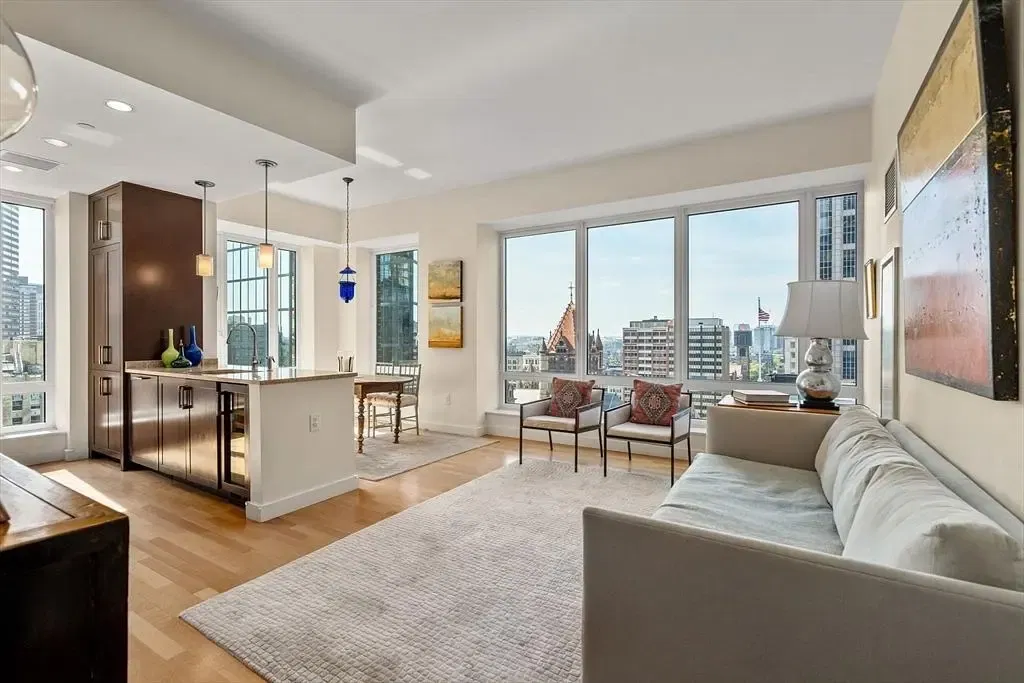 Wohnzimmer; holzboden, tageslicht, moderner stil, hohe decken