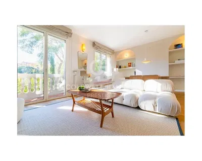 Keuken; keukenapparatuur, houten vloer, natuurlijk licht, moderne stijl, gerenoveerd