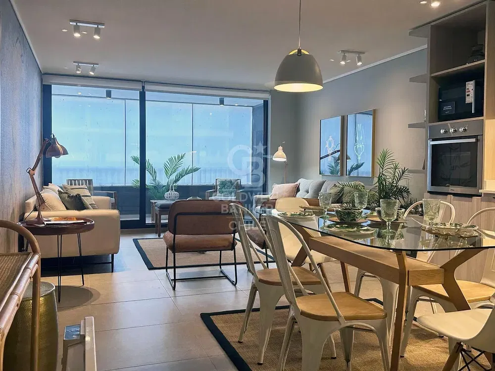 Kuhinja; kućanski aparati, drveni pod, prirodna svjetlost, moderan stil