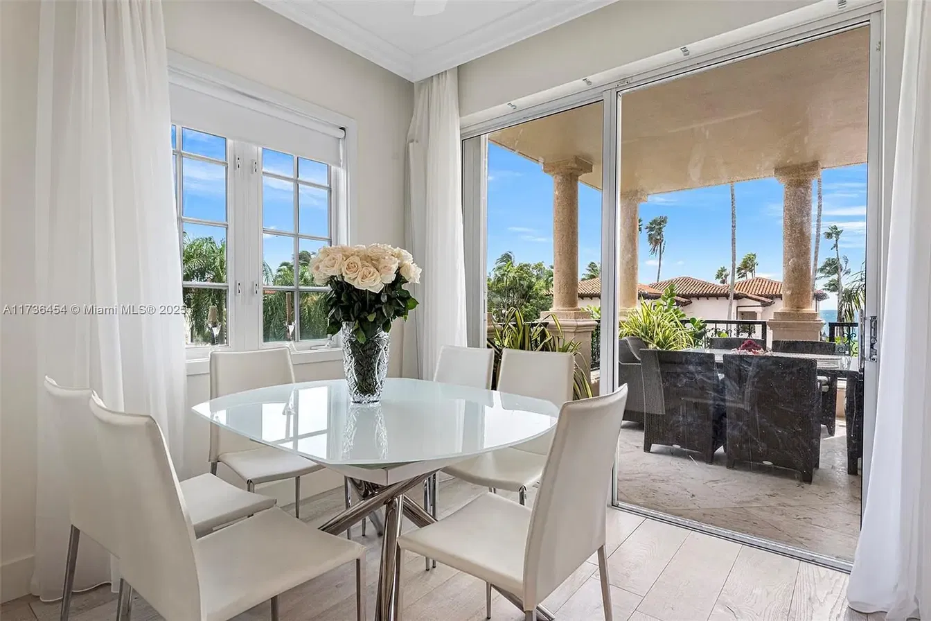 Soggiorno; pavimento in legno, luce naturale, stile moderno, soffitti alti