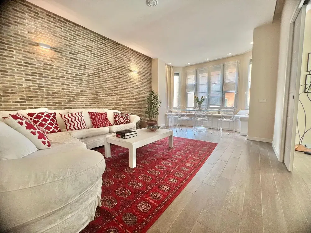 Cucina; elettrodomestici, pavimento in legno, luce naturale, stile moderno, ristrutturato