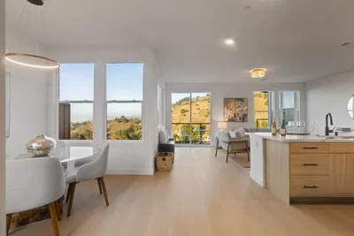 Living room; wood floor, natural light, modern style, high ceiling