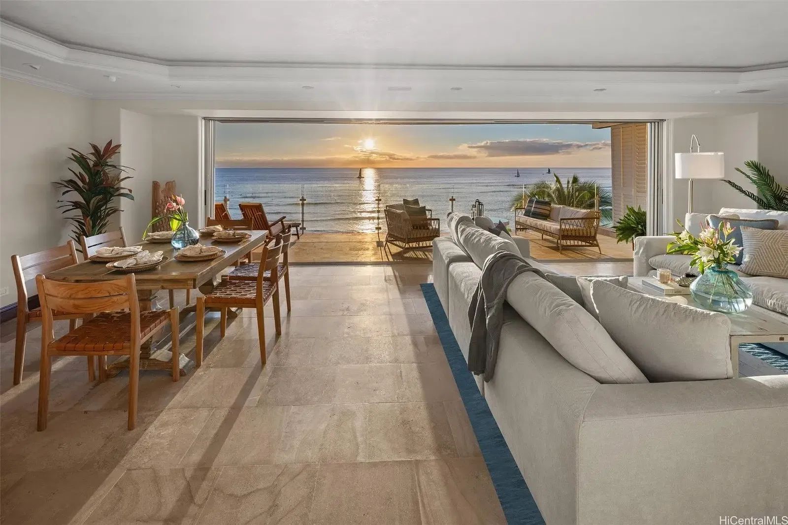 Σαλόνι; ξύλινο πάτωμα, φυσικό φως, μοντέρνο στυλ, ψηλά ταβάνια