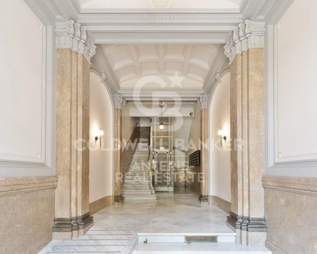 Cozinha; eletrodomésticos, chão de madeira, luz natural, estilo moderno, renovado