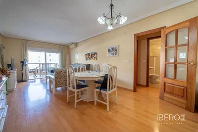 Salón; suelo de madera, luz natural, estilo moderno, techos altos