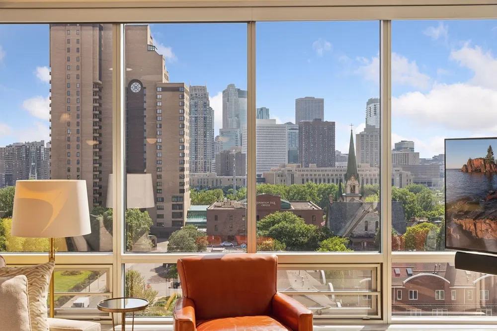 Σαλόνι; ξύλινο πάτωμα, φυσικό φως, μοντέρνο στυλ, ψηλά ταβάνια