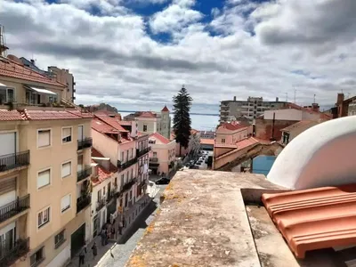 Хол; дървен под, естествена светлина, модерен стил, високи тавани