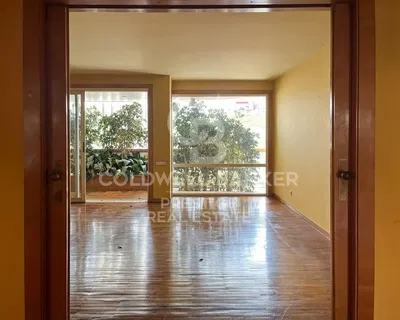 Sala de estar; chão de madeira, luz natural, estilo moderno, teto alto