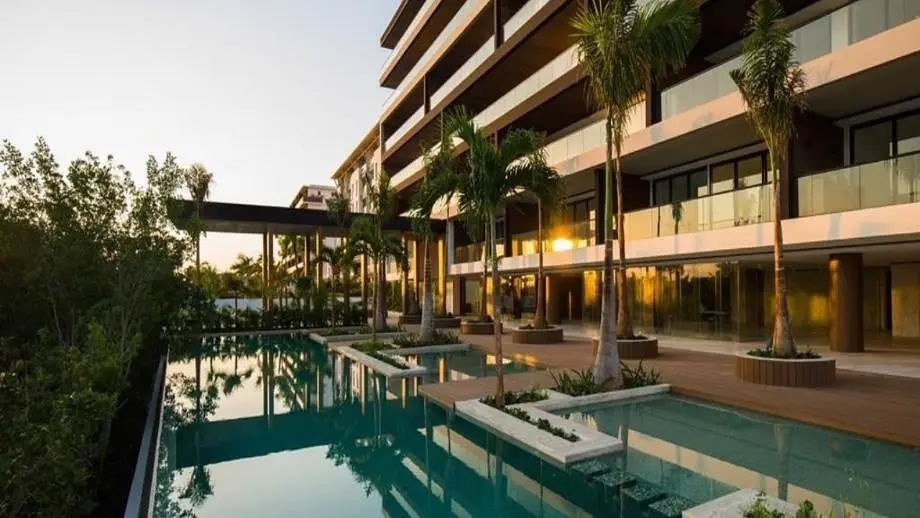 Sala de estar; chão de madeira, luz natural, estilo moderno, teto alto