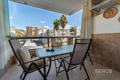 Salón; suelo de madera, luz natural, estilo moderno, techos altos