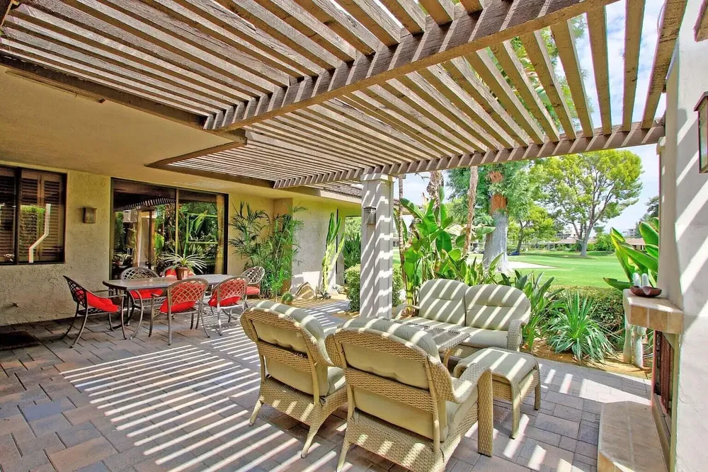 Kuhinja; kuhinjski aparati, drveni pod, prirodno svjetlo, moderni stil, renoviran