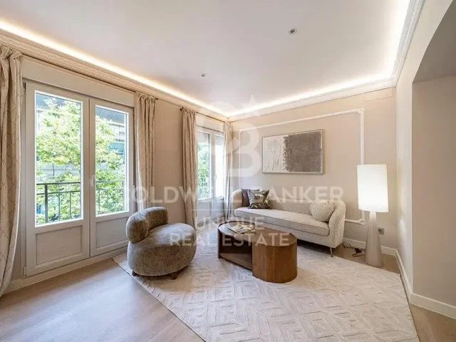 Wohnzimmer; holzboden, tageslicht, moderner stil, hohe decken