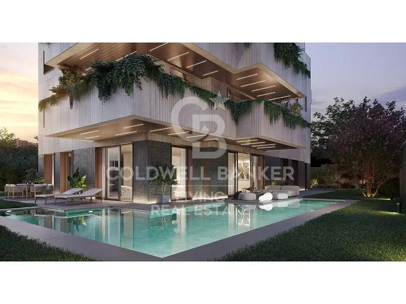 Obývačka; drevená podlaha, prirodzené svetlo, moderný štýl, vysoké stropy