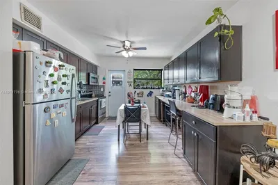 Хол; дървен под, естествена светлина, модерен стил, високи тавани