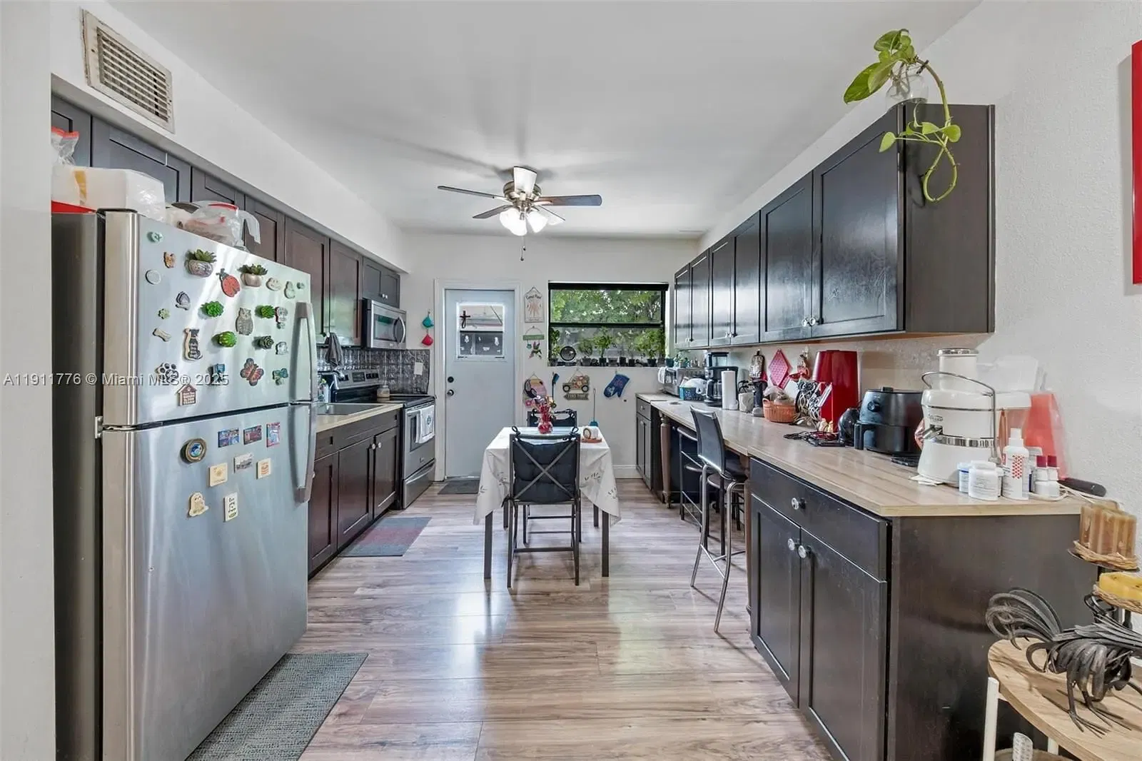 Дневна соба; дрвени под, природно светло, модерни стил, високи плафони