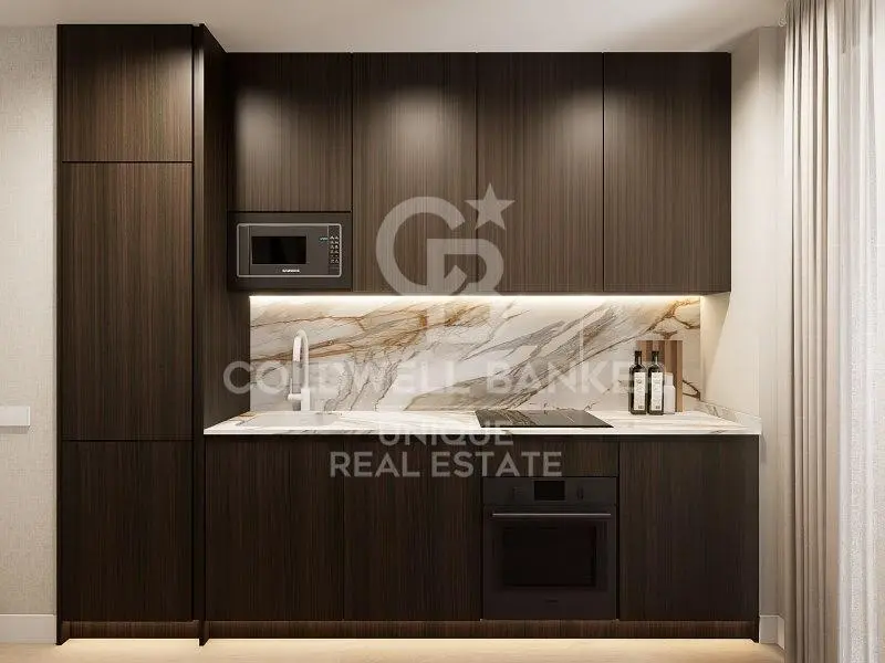 Obývačka; drevená podlaha, prirodzené svetlo, moderný štýl, vysoké stropy