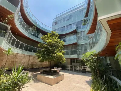 Wohnzimmer; holzboden, tageslicht, moderner stil, hohe decken