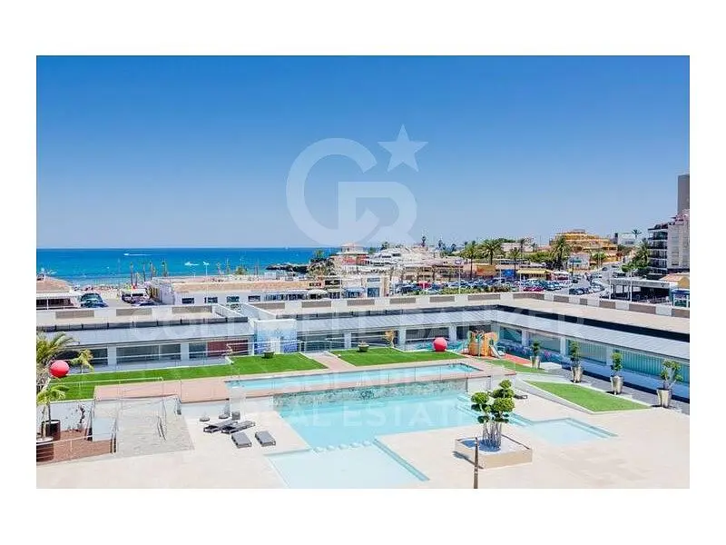 Salon; podłoga drewniana, światło dzienne, styl nowoczesny, wysokie sufity